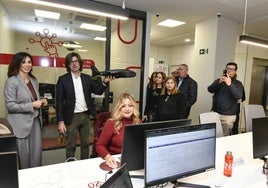 Miriam Fuertes y Andrés Caballero muestran la maqueta de un dron diseñado por un emprendedor.