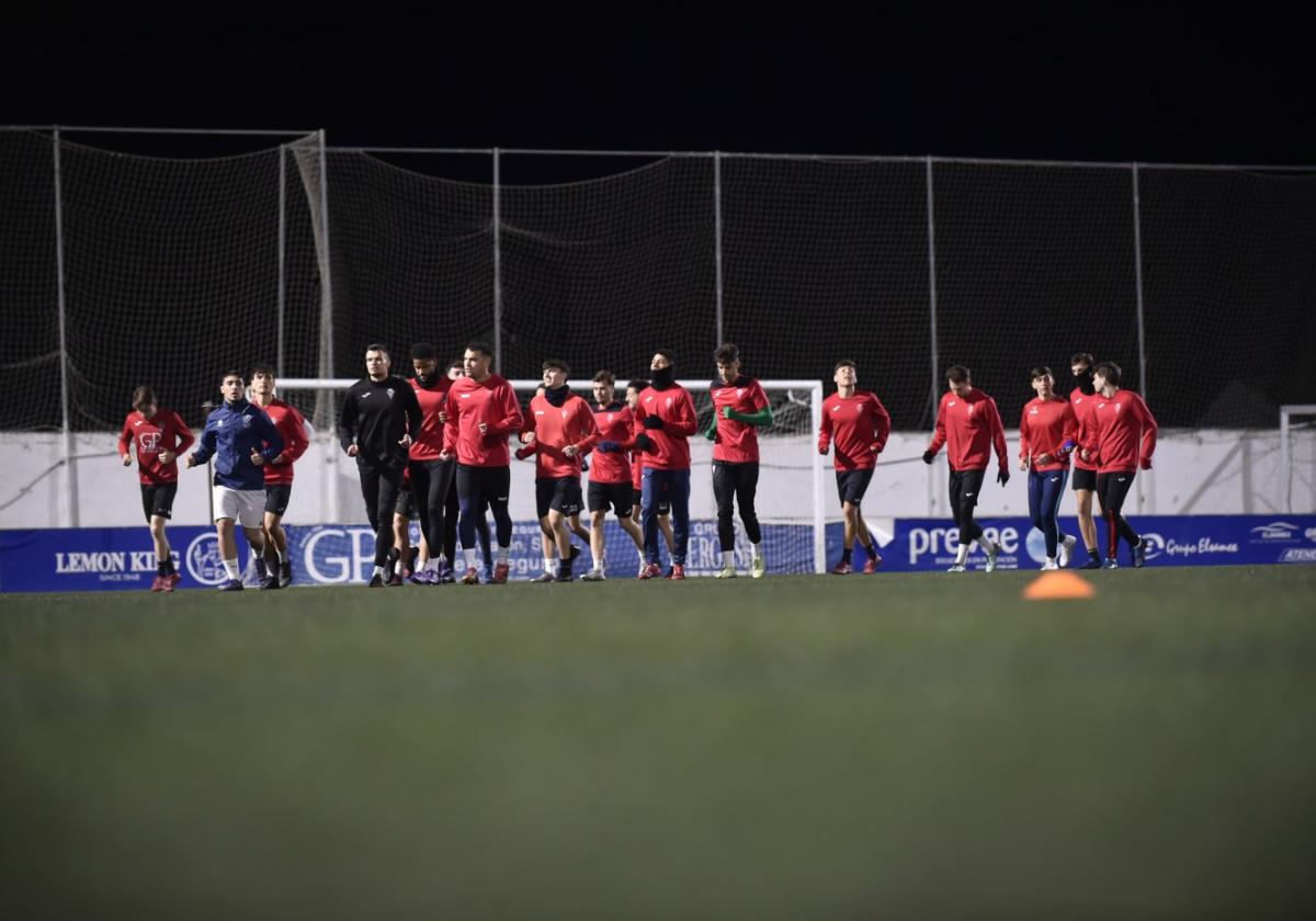 Un equipo ilusionado. Los jugadores del Santomera entrenan ayer en el campo de El Limonar.