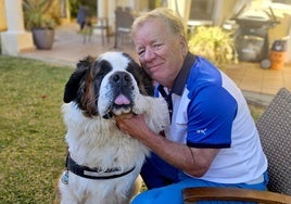 Con 'Bruno'. Ringwood en el jardín de su casa con su 'pequeño' compañero canino.