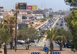 La carretera N-332 a su paso por La Zenia, que sufre atascos diarios.