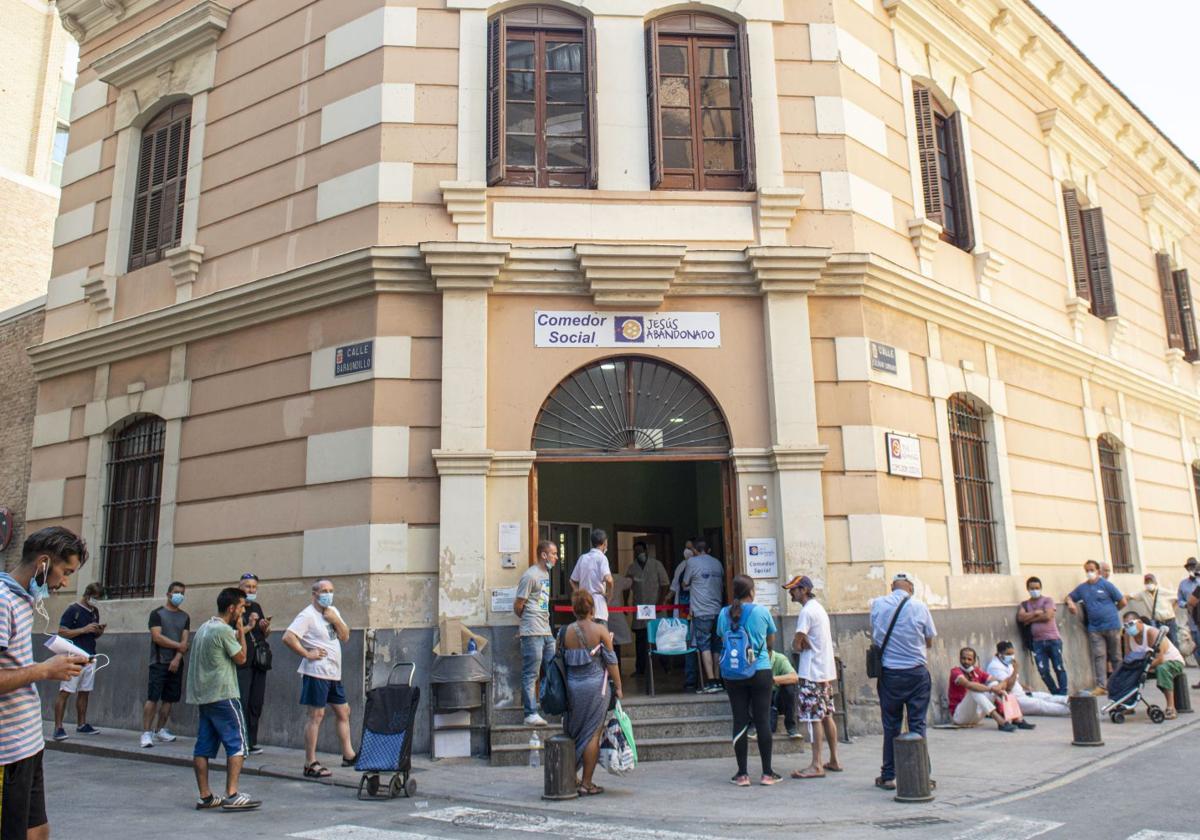 Una fila de personas espera su turno para entrar en el comedor social de Jesús Abandonado, en una imagen de archivo.