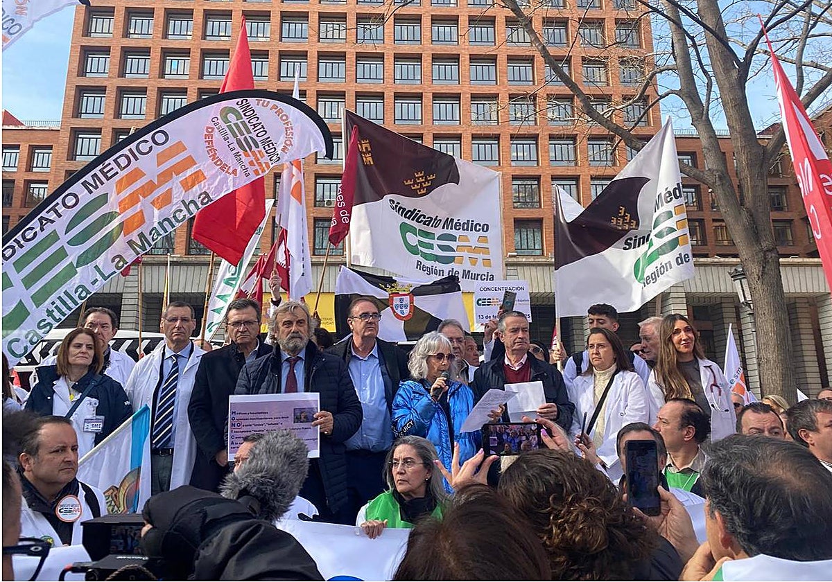 La secretaria general del Sindicato Médico en la Región de Murcia, María José García Mateos, interviene este jueves en la protesta convocada frente al Ministerio de Sanidad, en Madrid.
