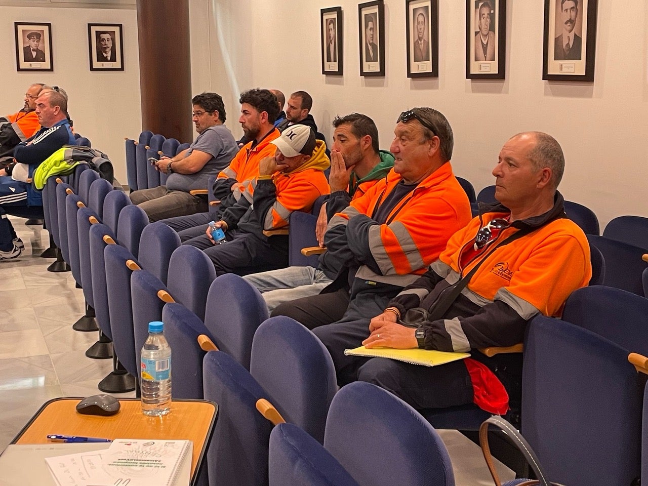 Los trabajadores de Aema, en el Pleno de San Javier de este jueves por la mañana.