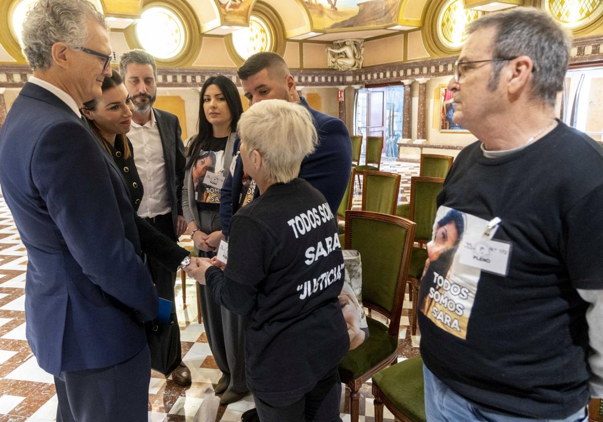 Familiares de Sara Gómez, la joven fallecida tras una operación estética en Cartagena, con el consejero de Salud y el diputado de Podemos Víctor Egío, este viernes.