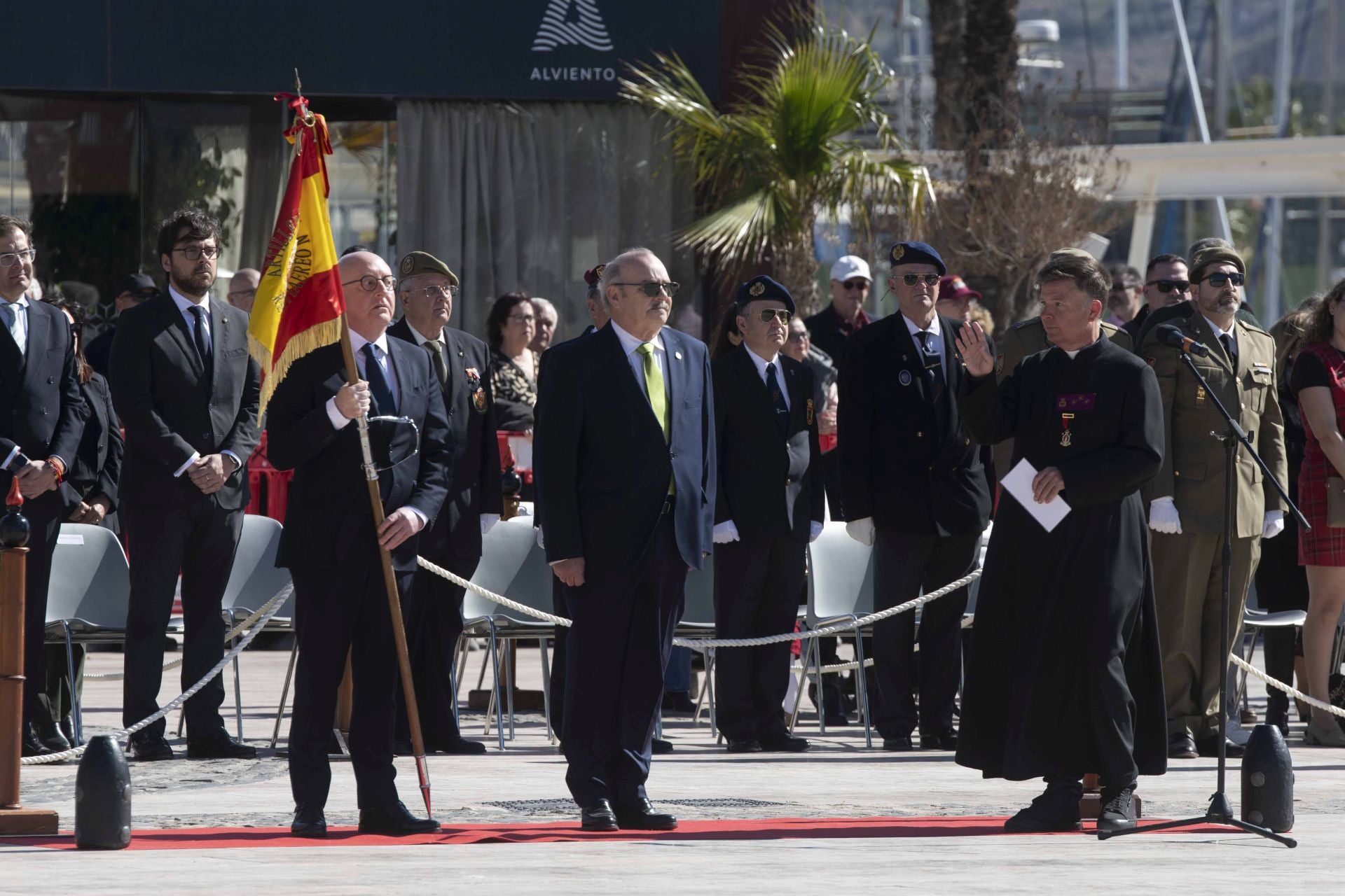 Traslado del nuevo estandarte para Artillería en Cartagena, en imágenes