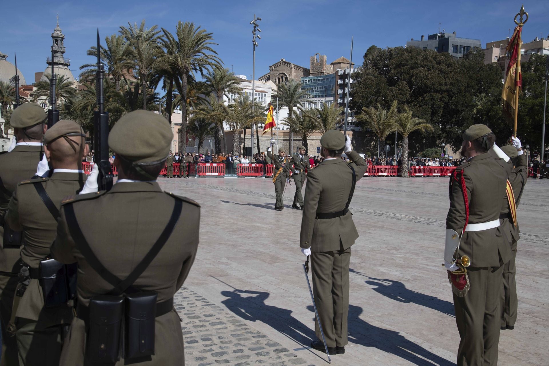 Traslado del nuevo estandarte para Artillería en Cartagena, en imágenes