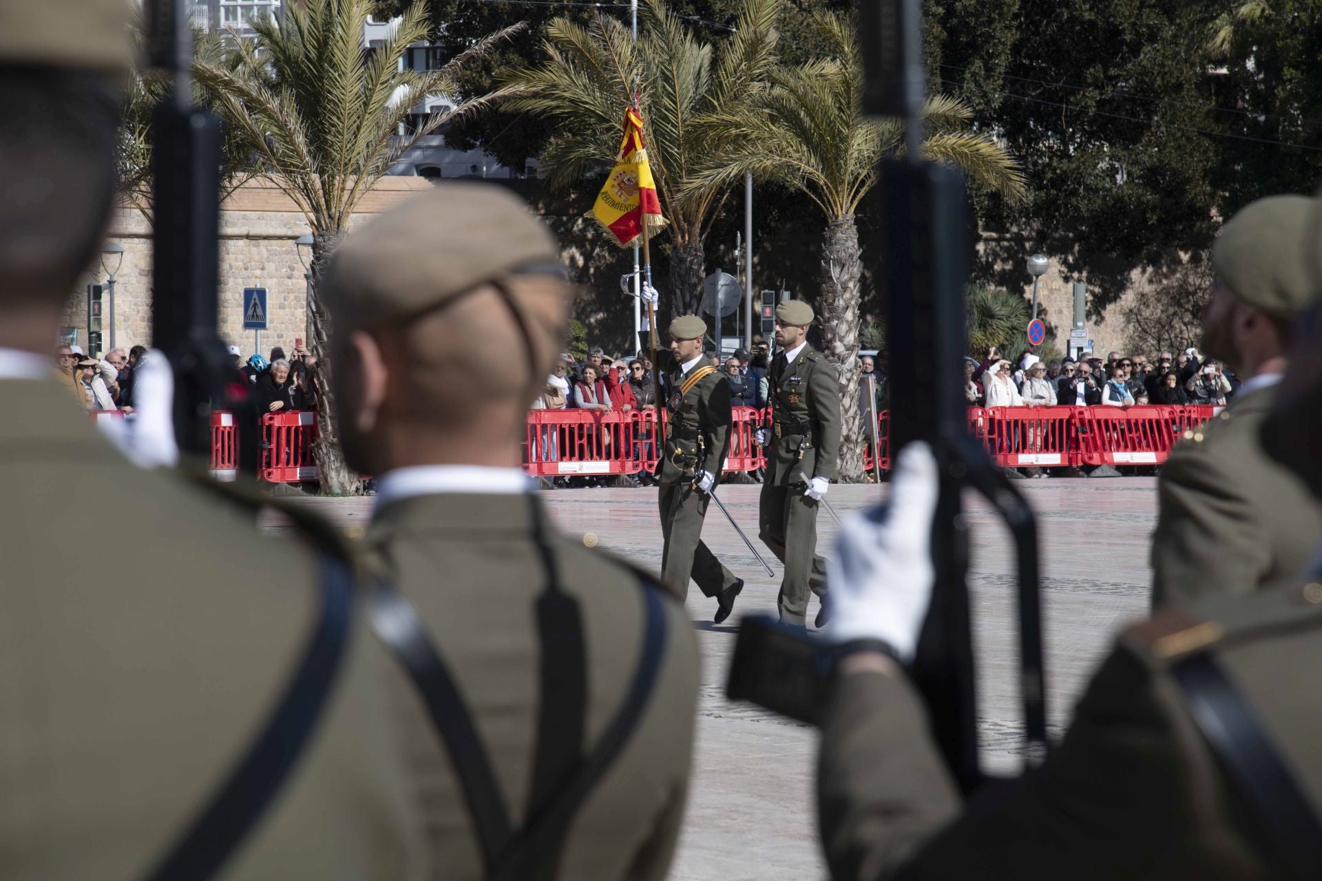 Traslado del nuevo estandarte para Artillería en Cartagena, en imágenes