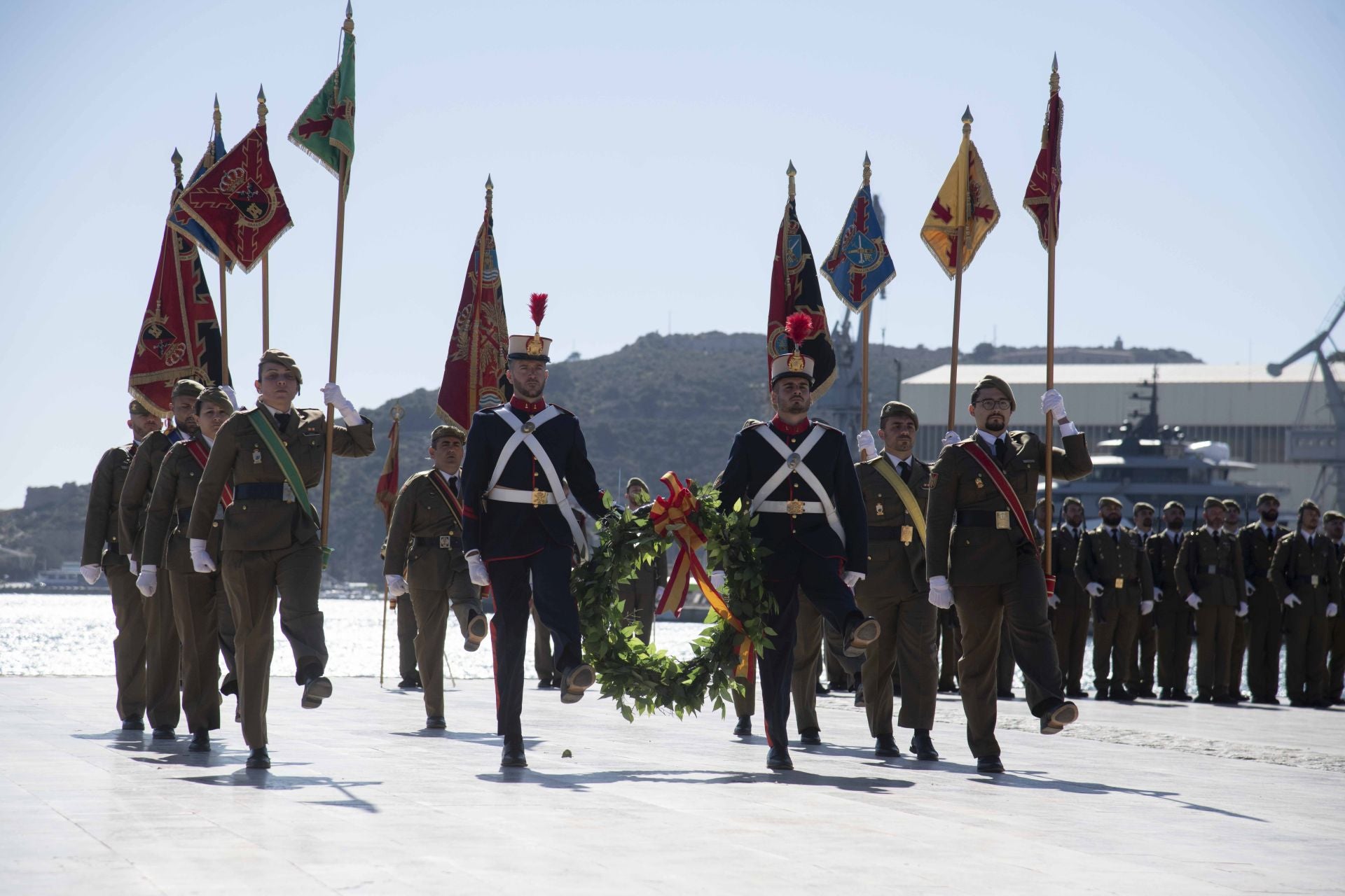 Traslado del nuevo estandarte para Artillería en Cartagena, en imágenes