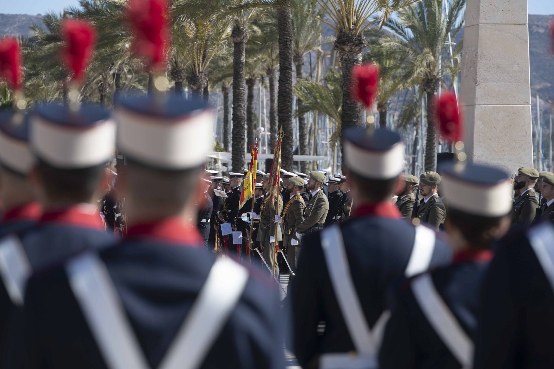 Traslado del nuevo estandarte para Artillería en Cartagena, en imágenes