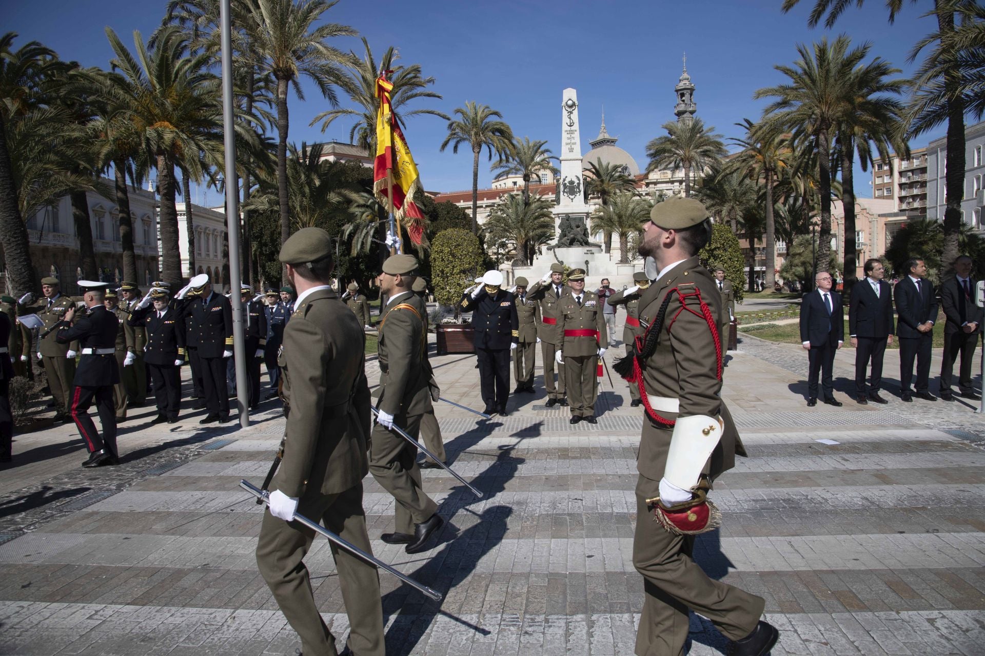 Traslado del nuevo estandarte para Artillería en Cartagena, en imágenes