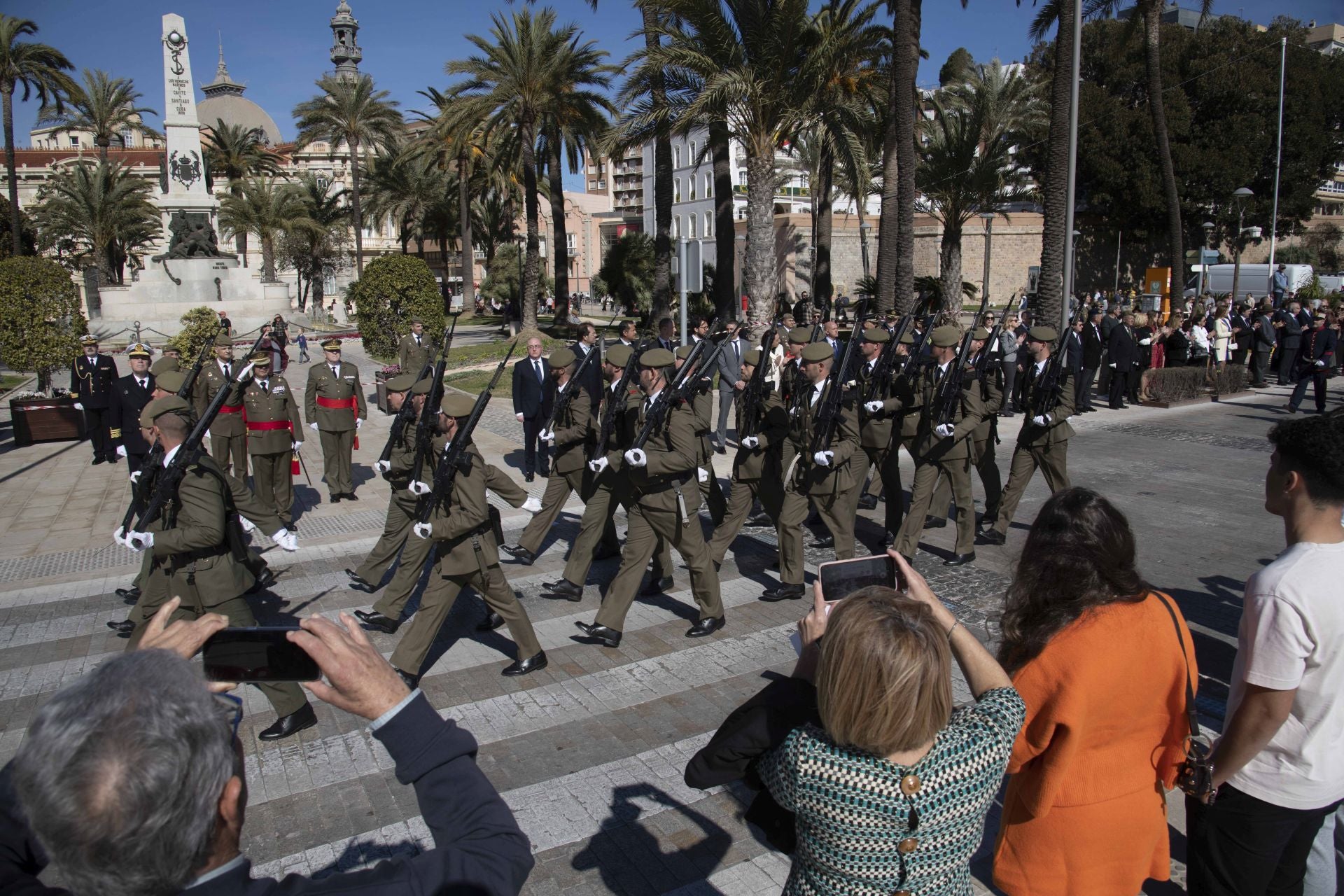 Traslado del nuevo estandarte para Artillería en Cartagena, en imágenes