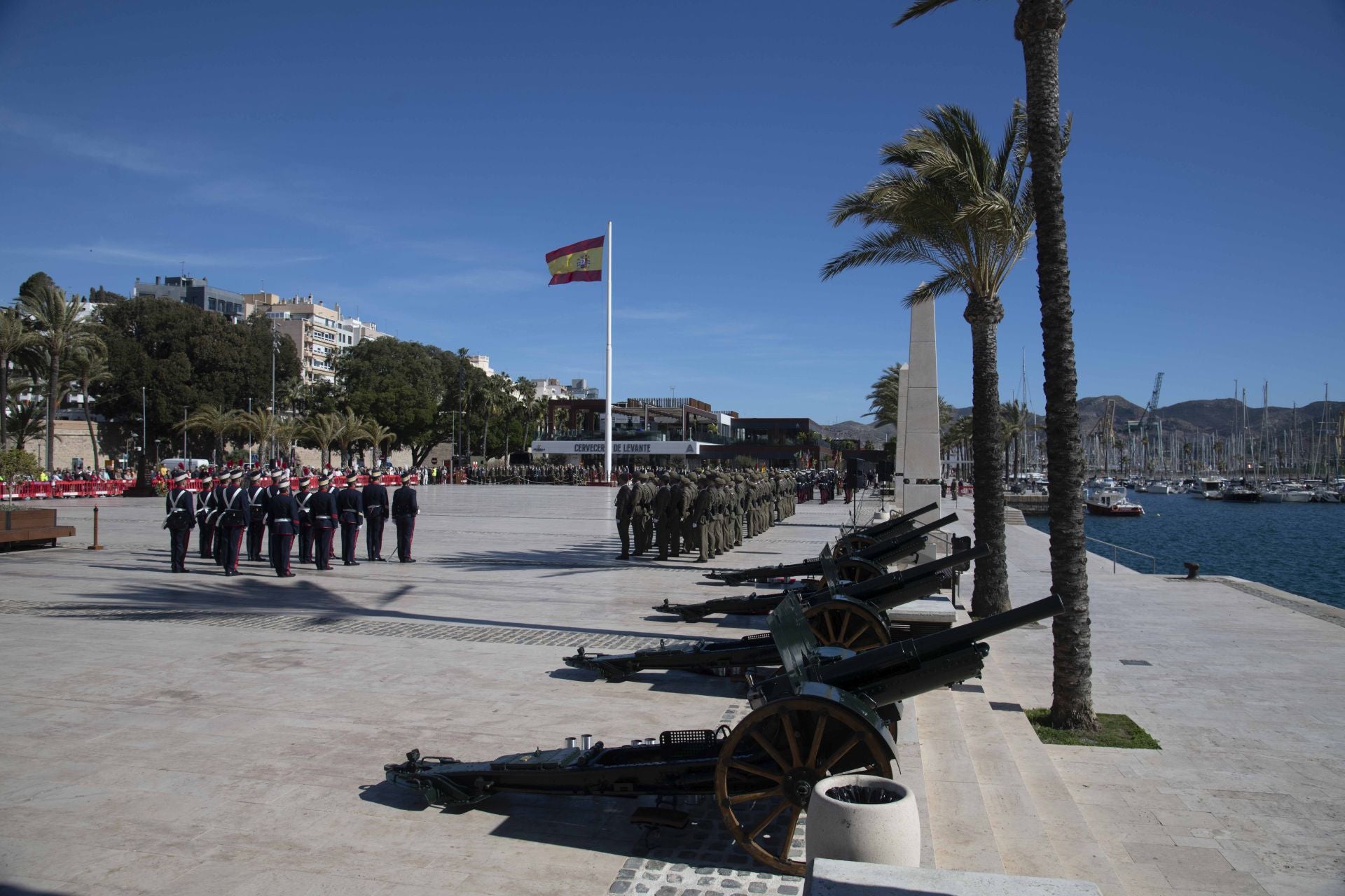 Traslado del nuevo estandarte para Artillería en Cartagena, en imágenes