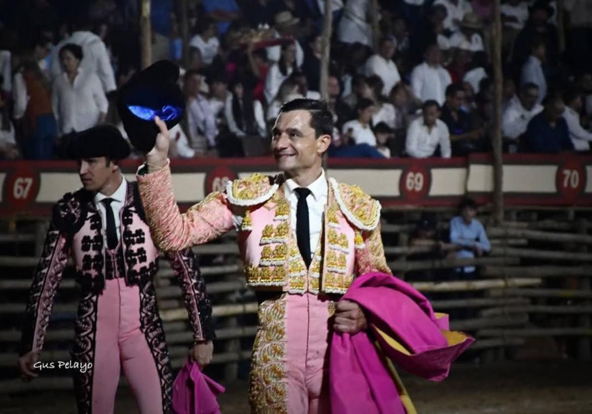 El torero lorquino Paco Ureña cortó una oreja tras cuajar a sus dos toros en 'La Petatera'.