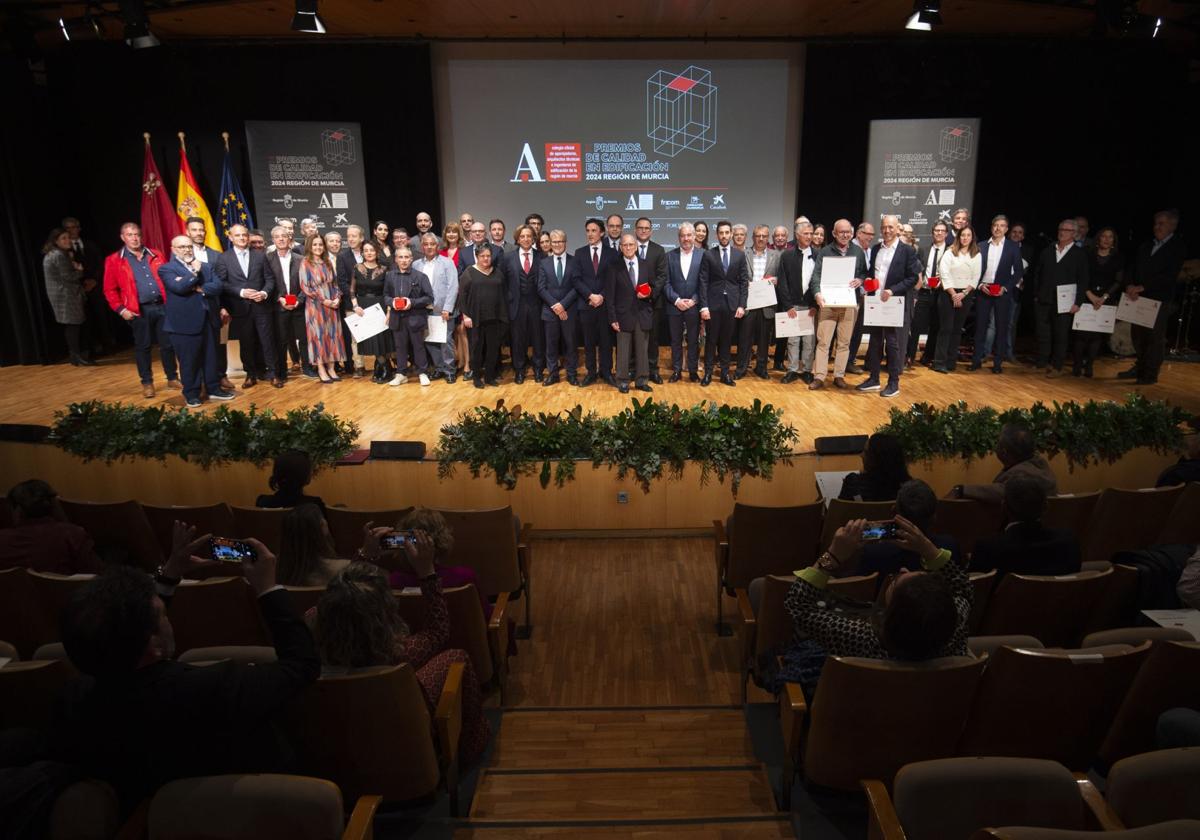 Premiados y autoridades, anoche, en el escenario del Auditorio Víctor Villegas.