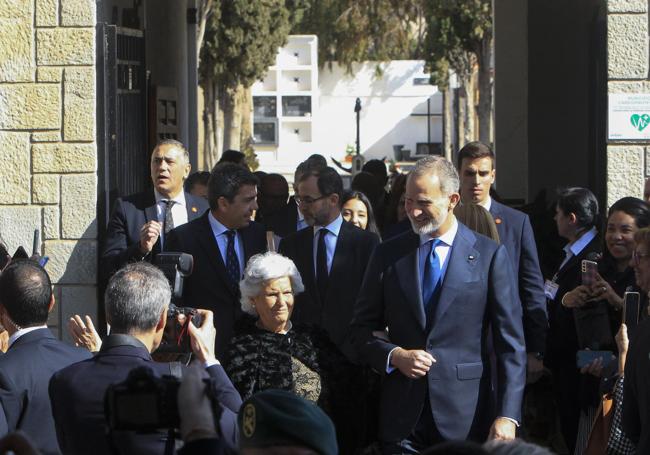 Homenaje en El Campello. El Rey Felipe VI con la nieta del humanista y escritor Rafael Altamira, Mari Luz Altamira, el lunes.