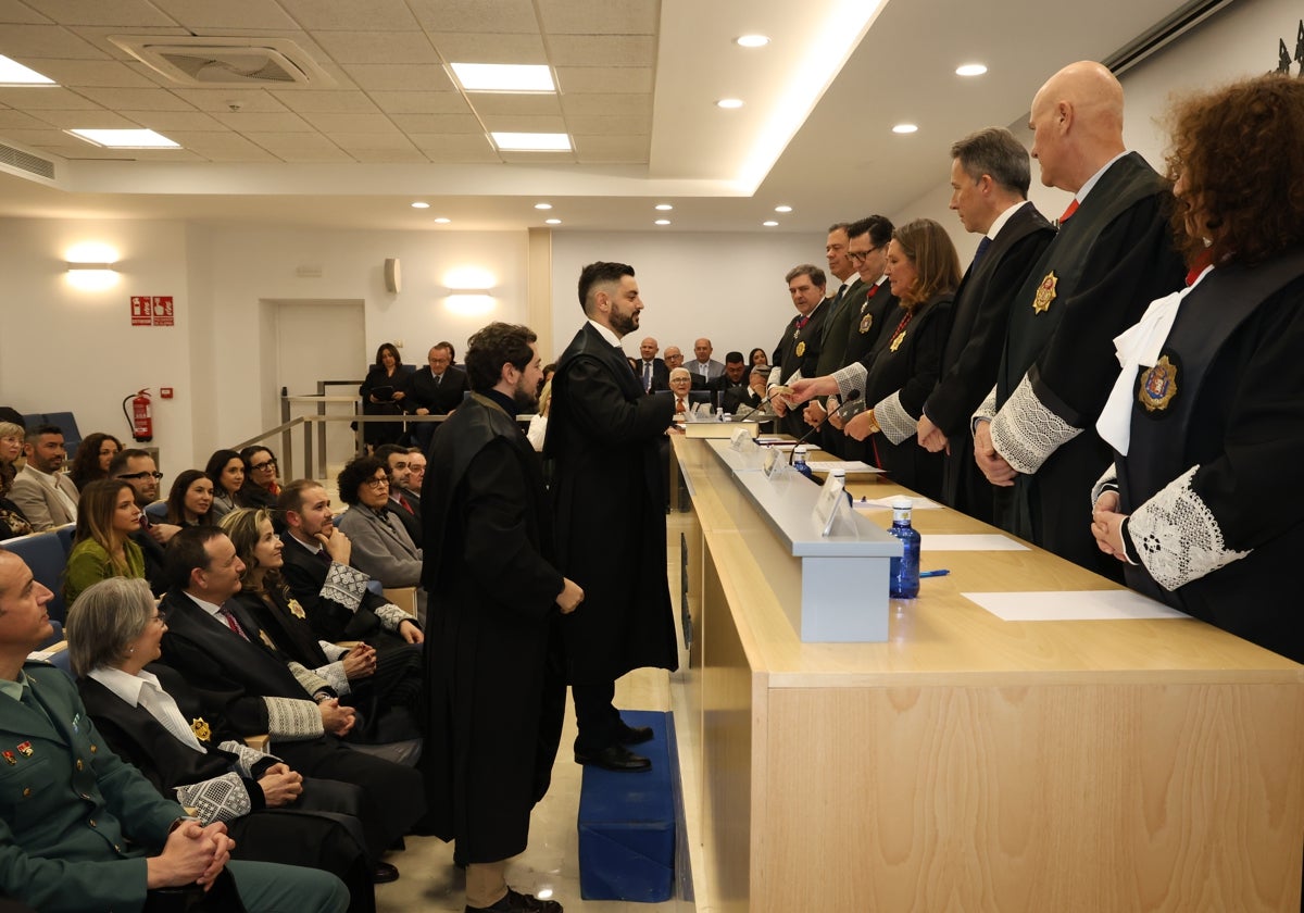 Uno de los nuevos letrados durante el acto de la jura en el Colegio de Abogados.