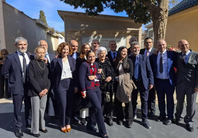 La familia Altamira. Mari Luz Altamira y familiares de Rafael Altamira, en el monumento funerario del cementerio de El Campello.