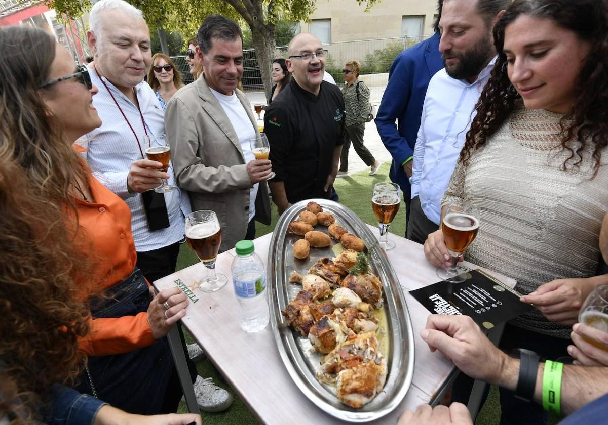 Imagen de archivo de varias personas en Región de Murcia Gastronómica, disfrutando de distintas tapas regionales.