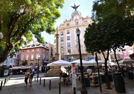 Vista de la plaza de Santa Catalina, con las terrazas inspeccionadas que ocupan parte de la vía pública.