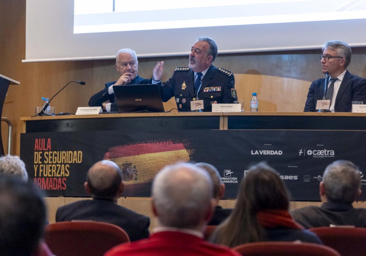 Luis Mayandía, comisario jefe de la Ucrif, flanqueado por el general de Infantería de Marina retirado Juan Manuel Orti (i) y el delegado de LA VERDAD en Cartagena, Gregorio Mármol.