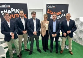 El equipo de Cricket en su estand durante la feria.