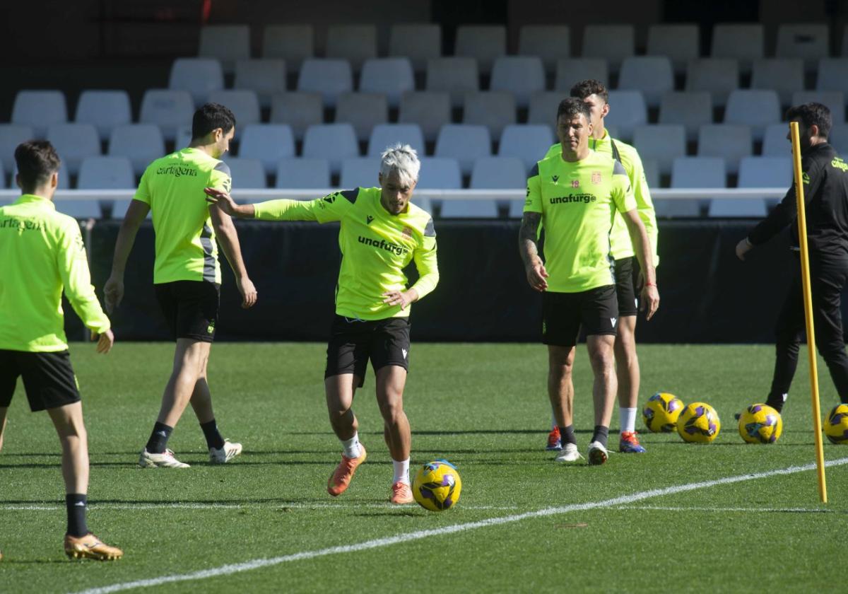 El extremo dominicano Rafa Núñez golpea la pelota en el entrenamiento de este jueves en el estadio Cartagonova.