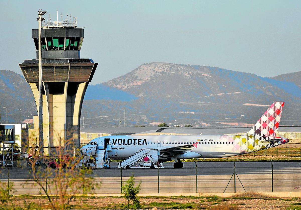 El avión de Volotea con destino a Madrid, el viernes por la tarde en la pista del aeropuerto de Corvera.