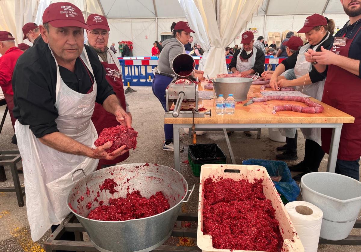 Artesanos chacineros, en plena faena de elaboración de embutidos.