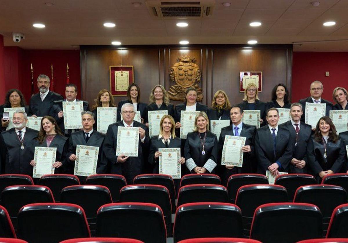 Los homenajeados posan con sus diplomas.