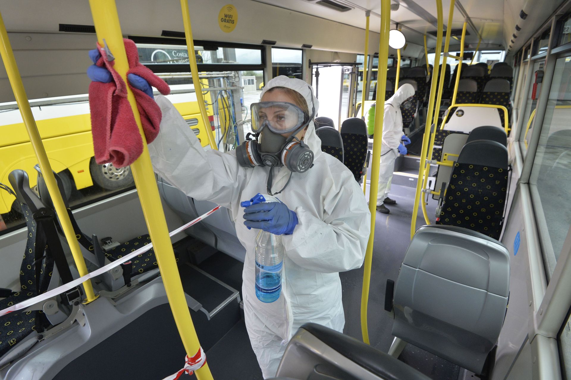 Desinfección de autobuses en Murcia durante el confinamiento. Vicente Vicéns / AGM