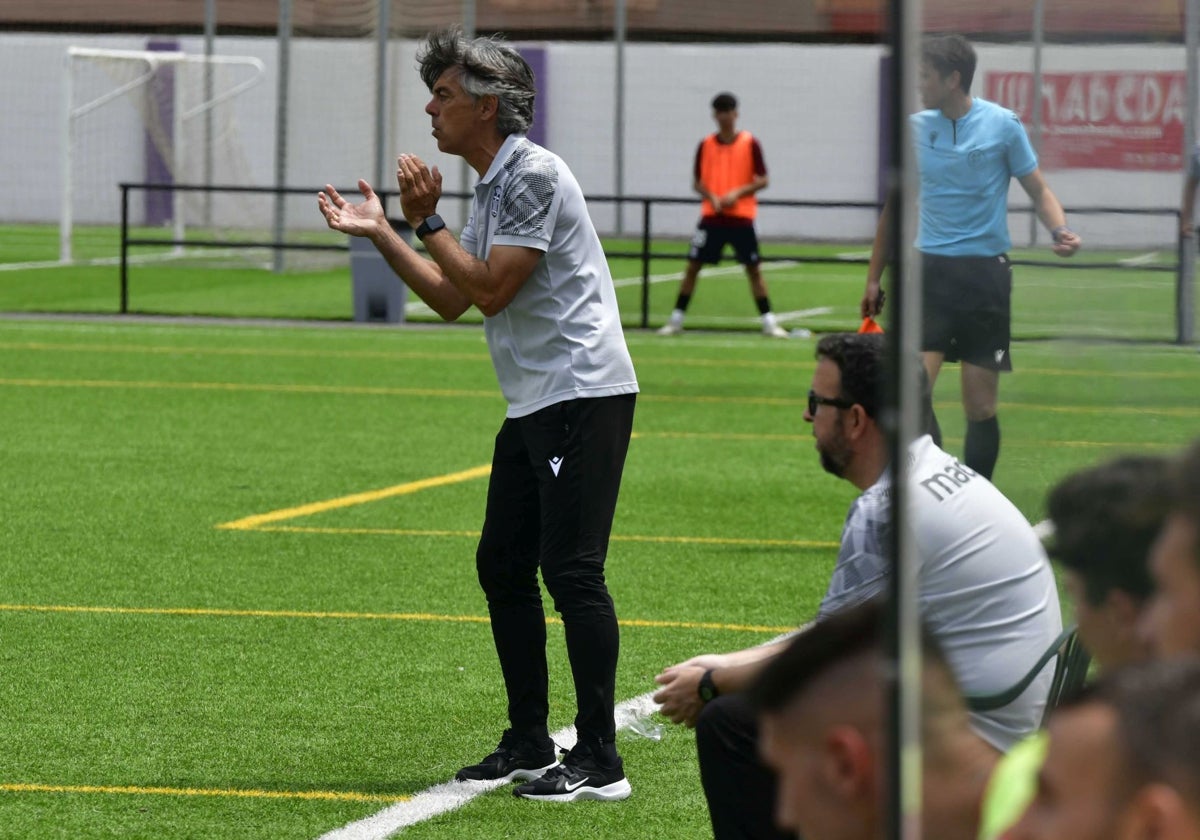 Pepe Aguilar da instrucciones a sus jugadores durante un partido del Cartagena B.