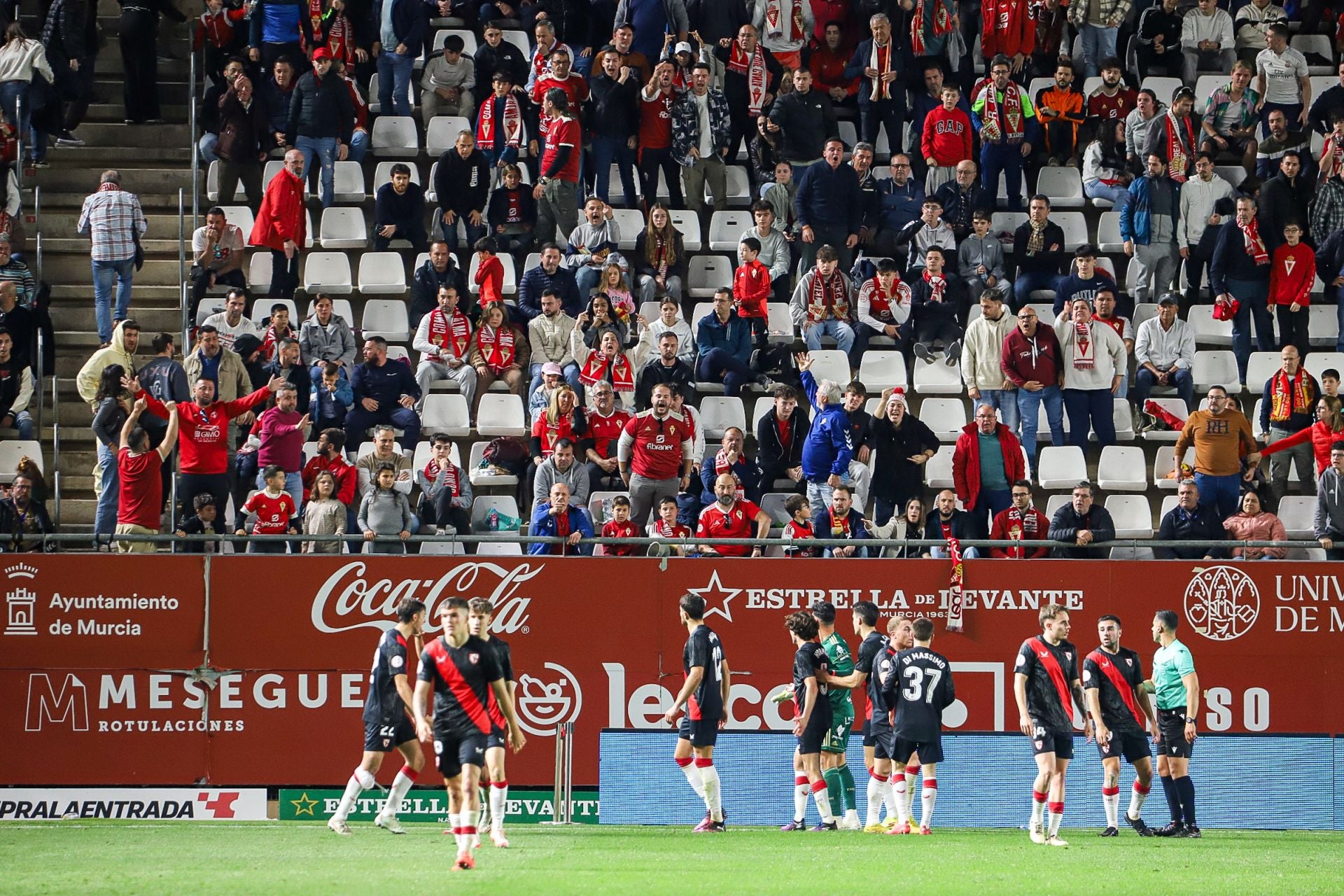 La derrota del Real Murcia frente al Sevilla Atlético, en imágenes