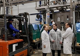 Joaquín Perez, consejero de El Mensajero, con el director comercial, Juan Ignacio Pérez, y el director financiero, Pelegrín Moreno, en la planta.