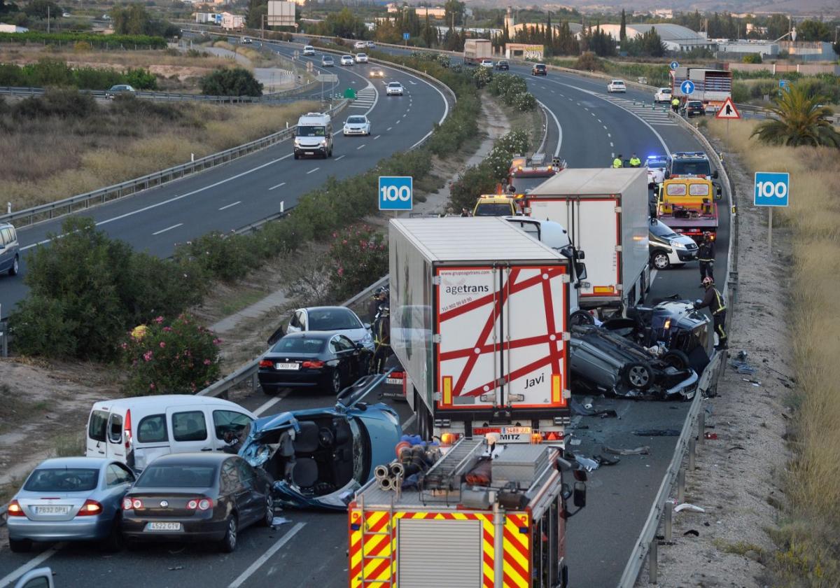 Los vehículos implicados en el accidente en Sangonera la Seca, a la altura de la estación de servicio La Paz.