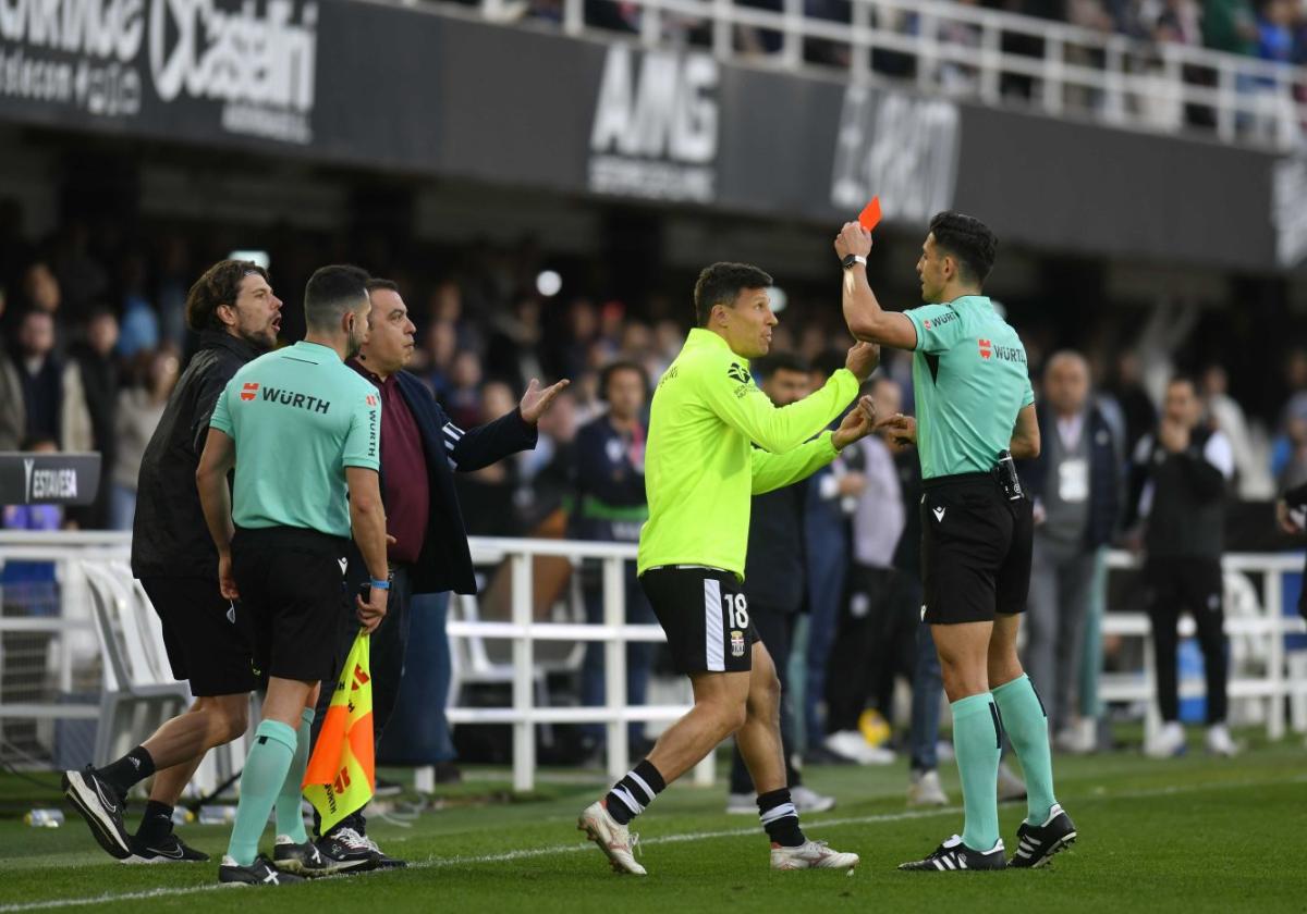 El coleagido expulsa a Damián Musto por protestar el 'no penalti' a El Jebari en el minuto 93.