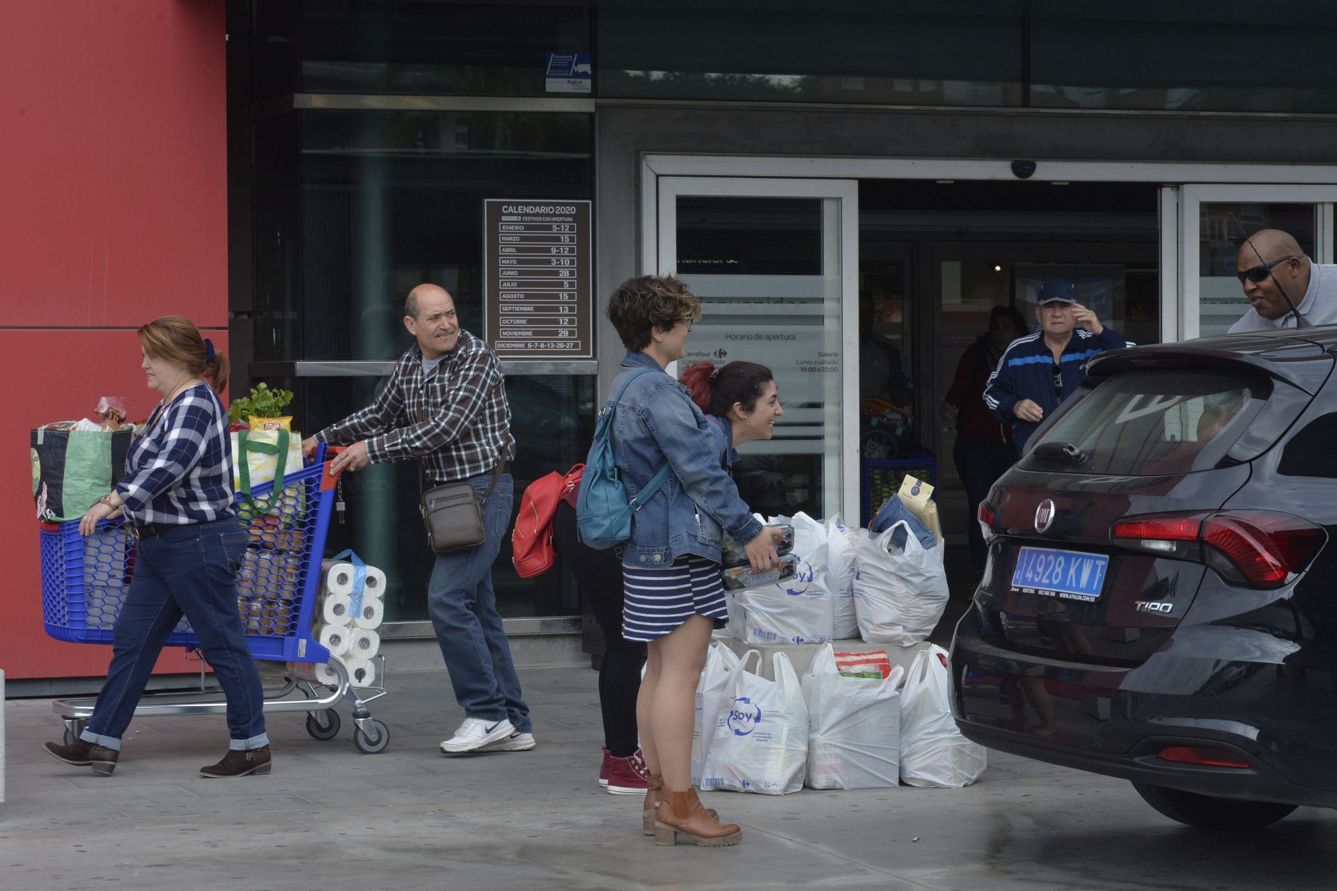 Colas en un supermercado antes de la declaración del estado de alarma. Vicente Vicéns / AGM