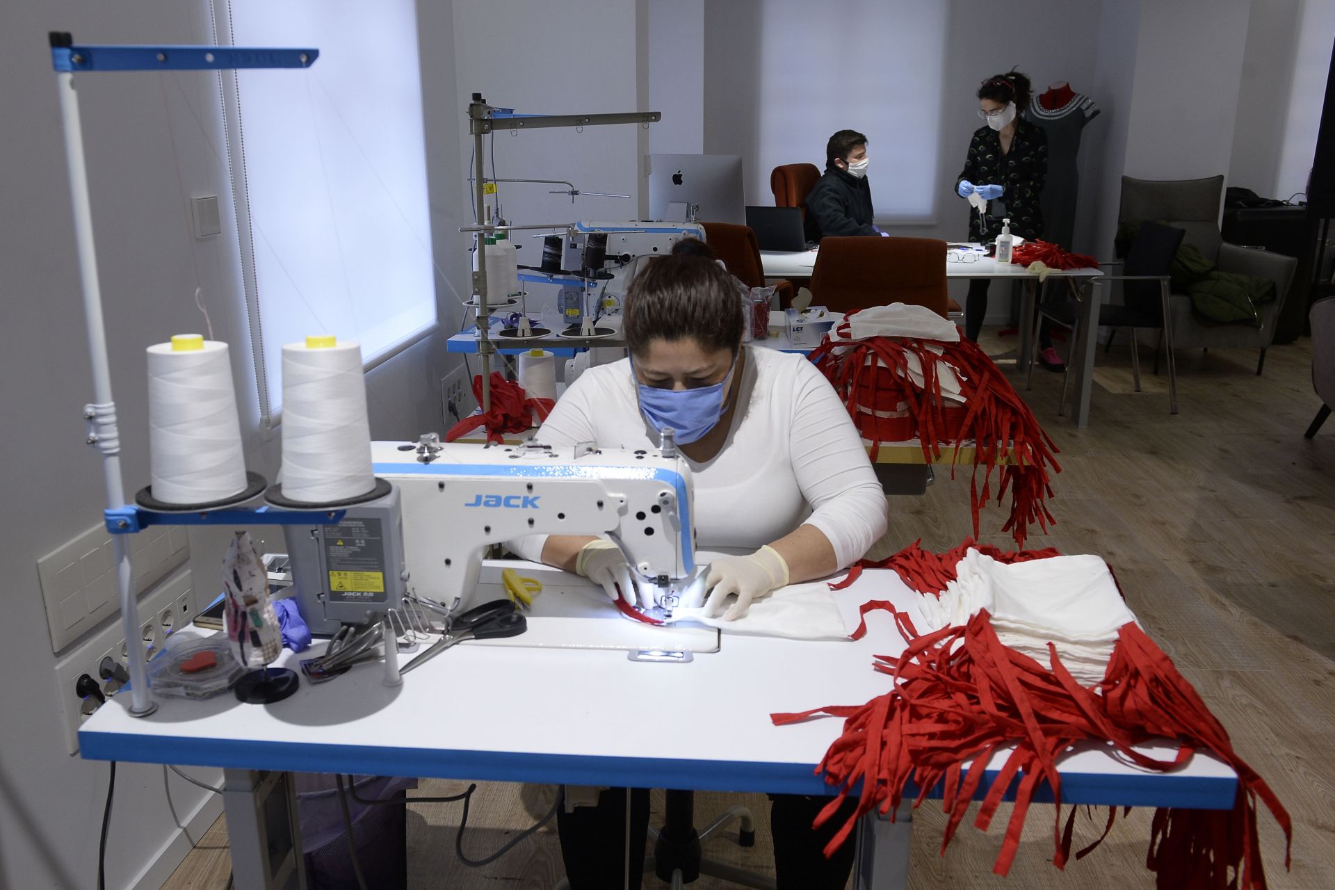 Haciendo mascarillas en un empresa. Guillermo Carrión / AGM