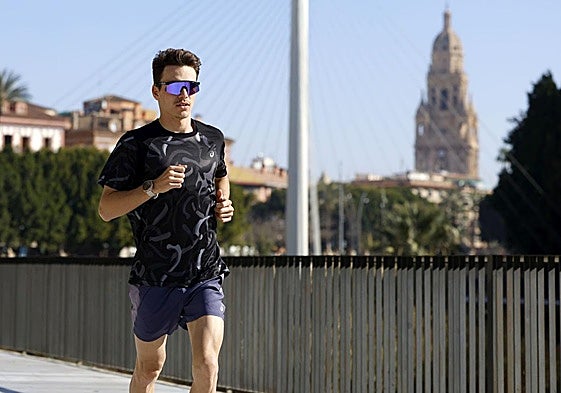 Sergio Baxter, entrenando esta semana junto al río Segura con la Catedral de Murcia al fondo.