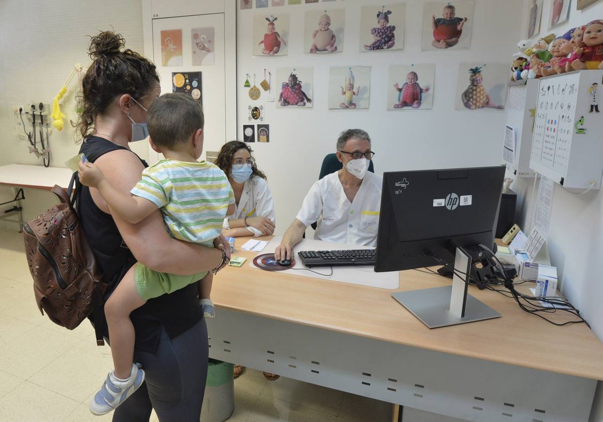 Un pediatra atiende a un niño en un centro de salud de Murcia.