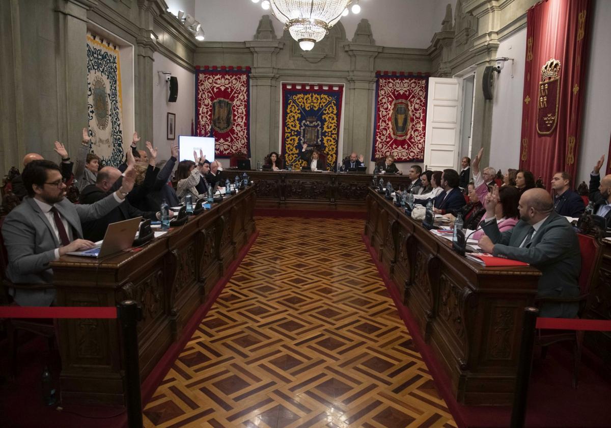 Imagen de archivo de una votación el 30 de enero en el Ayuntamiento de Cartagena.