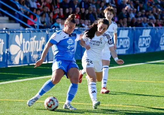 Raquel Pinel, autora del primer gol del Alhama ayer, centra al área, presionada por la visitante Sara Extremera.