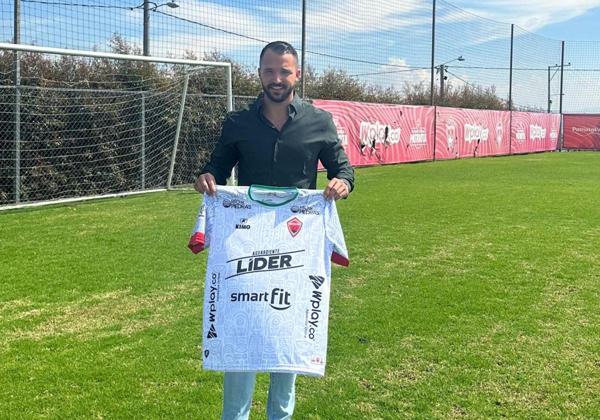 Un destino exótico. Omar Nicolás, el pasado viernes con la camiseta del Patriotas de Boyacá, su nuevo club.