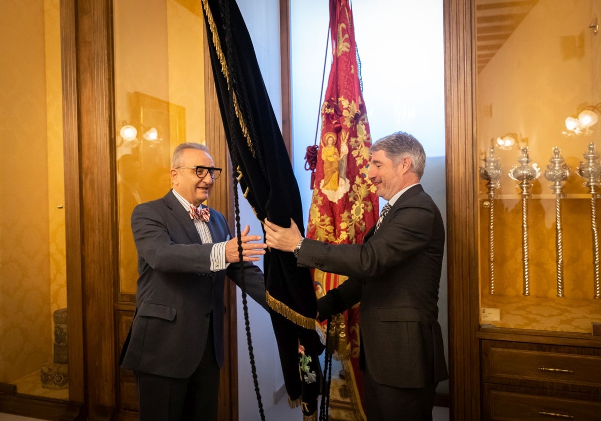 El alcalde, Pepe Vegara, hace entrega del estandarte del Santo Entierro a Amadeo Valoria