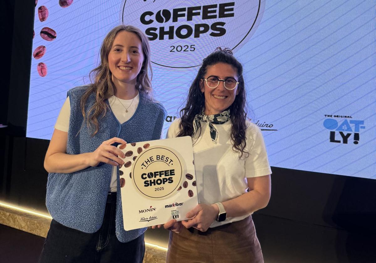 María González y Laura Díaz, propietarias de Vértigo y Calambre, con el premio que las acredita como una de las mejores cafeterías de España.