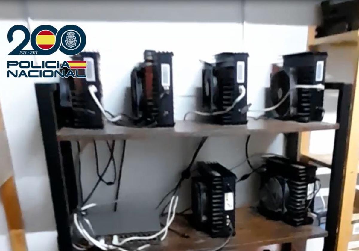 Objetos encontrados por la Policía Nacional, en la vivienda del arrestado de Cartagena.