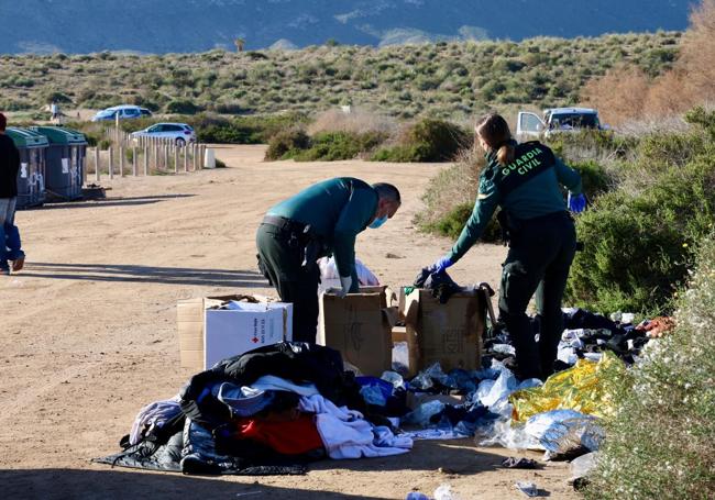 Dos agentes de la Guardia Civil, este lunes, en la playa del Rafal.