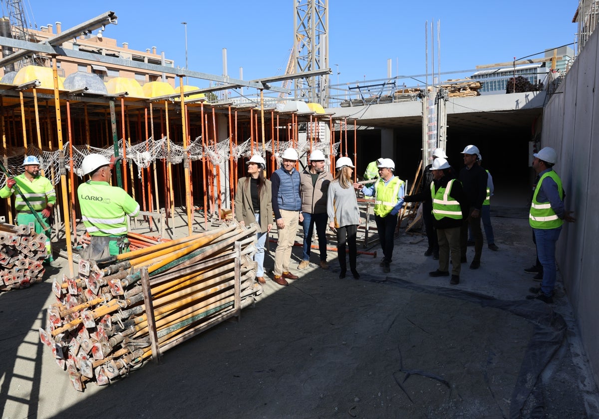 El alcalde y concejalas durante su visita a las obras del nuevo parking disuasorio.