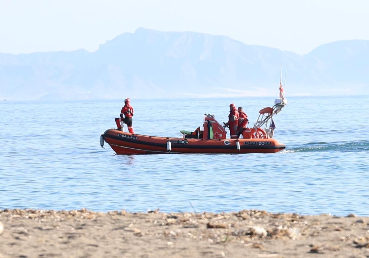 Una embarcación de Salvamento Marítimo, este lunes, buscando a otros ocupantes de la patera.