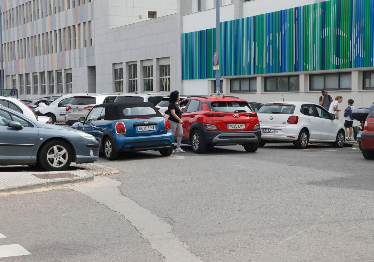 Imagen de archvio de oches aglomerados y mal estacionados a la salida del un colegio de Cartagena.