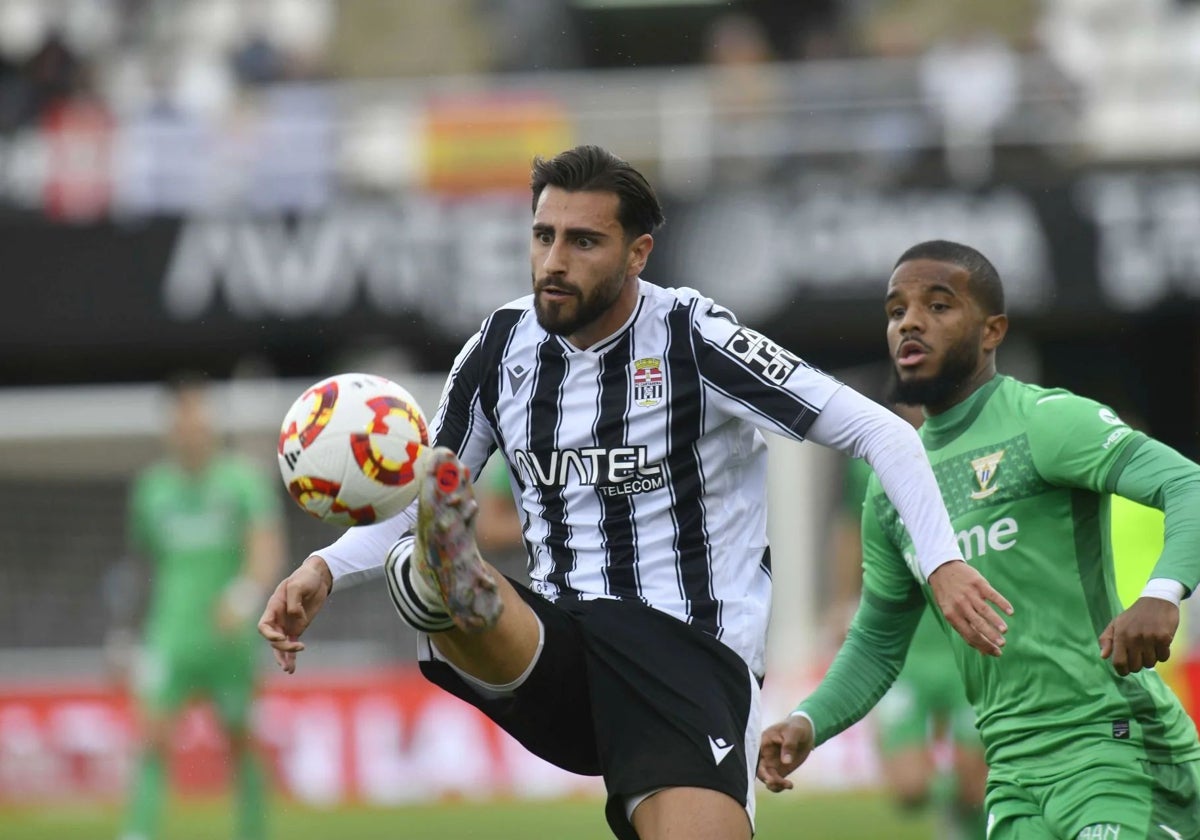 Luis Muñoz controla el balón en su último partido antes de la lesión, el 5 de enero contra el Leganés.